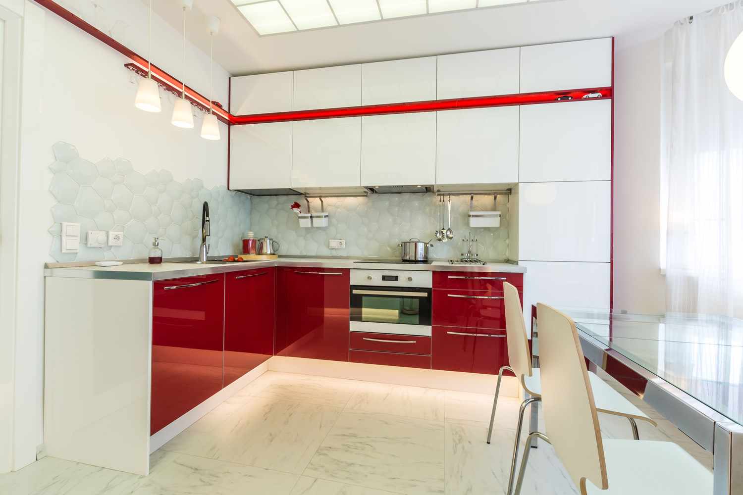 skaistas sarkanās virtuves dekoru piemērs