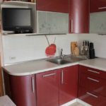sarkanās virtuves foto gaišā dizaina versija