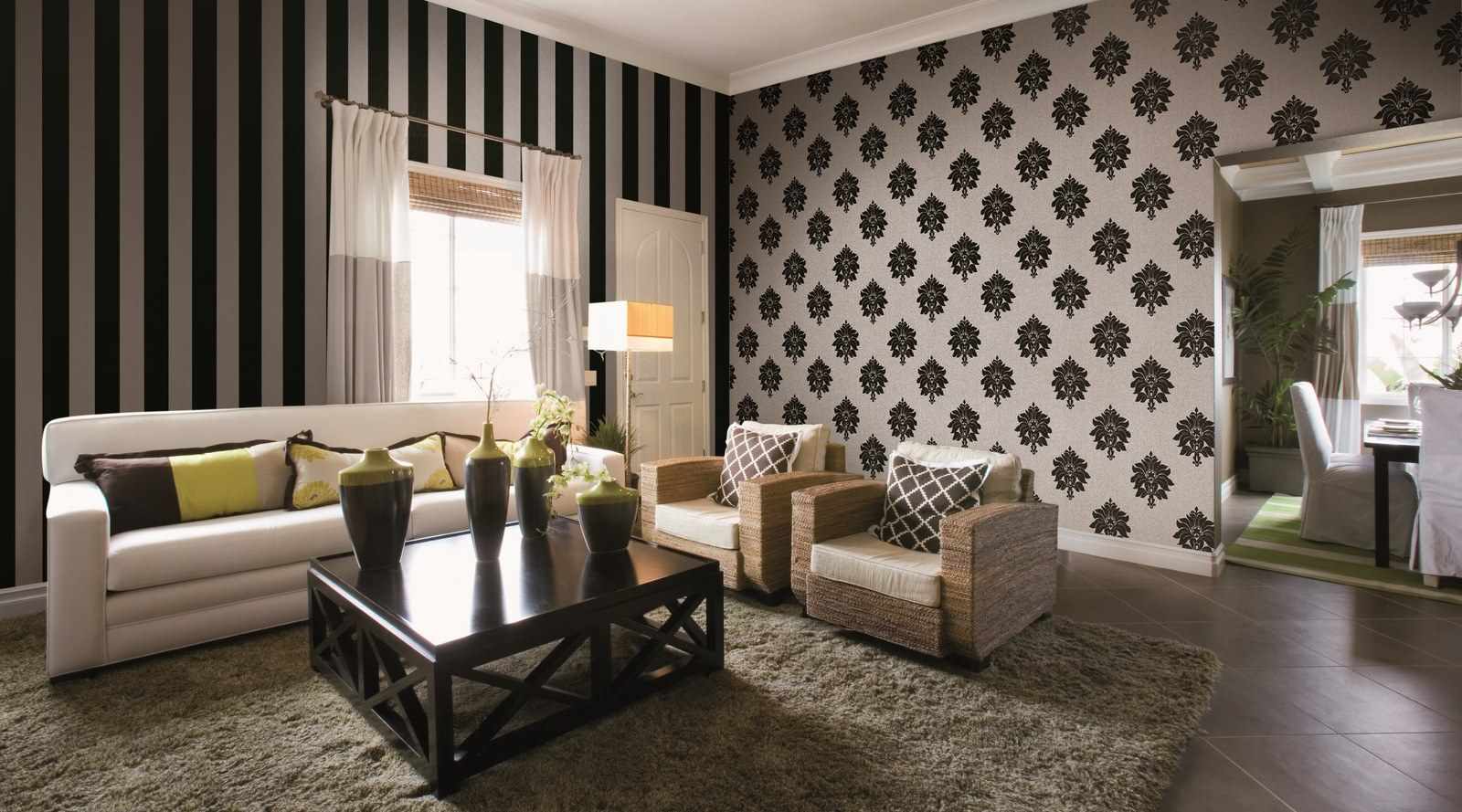 Dzīvojamās istabas tapetes spilgta dizaina piemērs