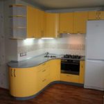 An example of a bright design of a corner kitchen photo