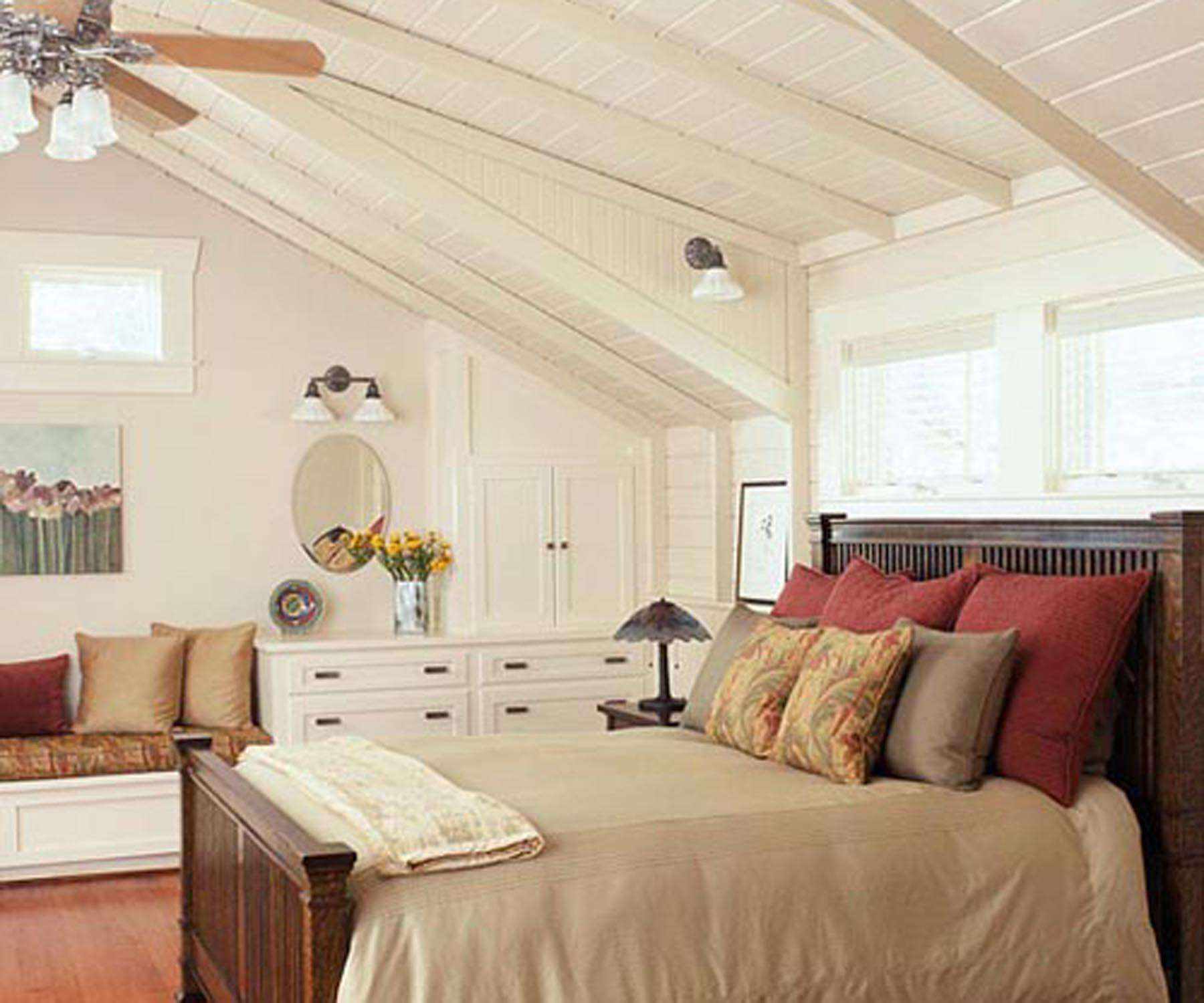 הרעיון של עיצוב יפה של חדר שינה בעליית הגג