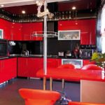 sarkanās virtuves attēla neparastā dekora versija