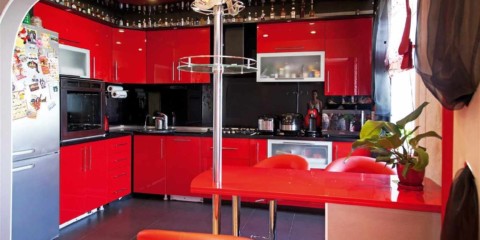 versiunea decorului neobișnuit a imaginii de bucătărie roșie