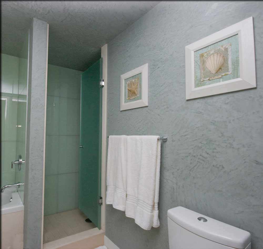 một ví dụ về việc sử dụng thạch cao trang trí tươi sáng trong nội thất phòng tắm