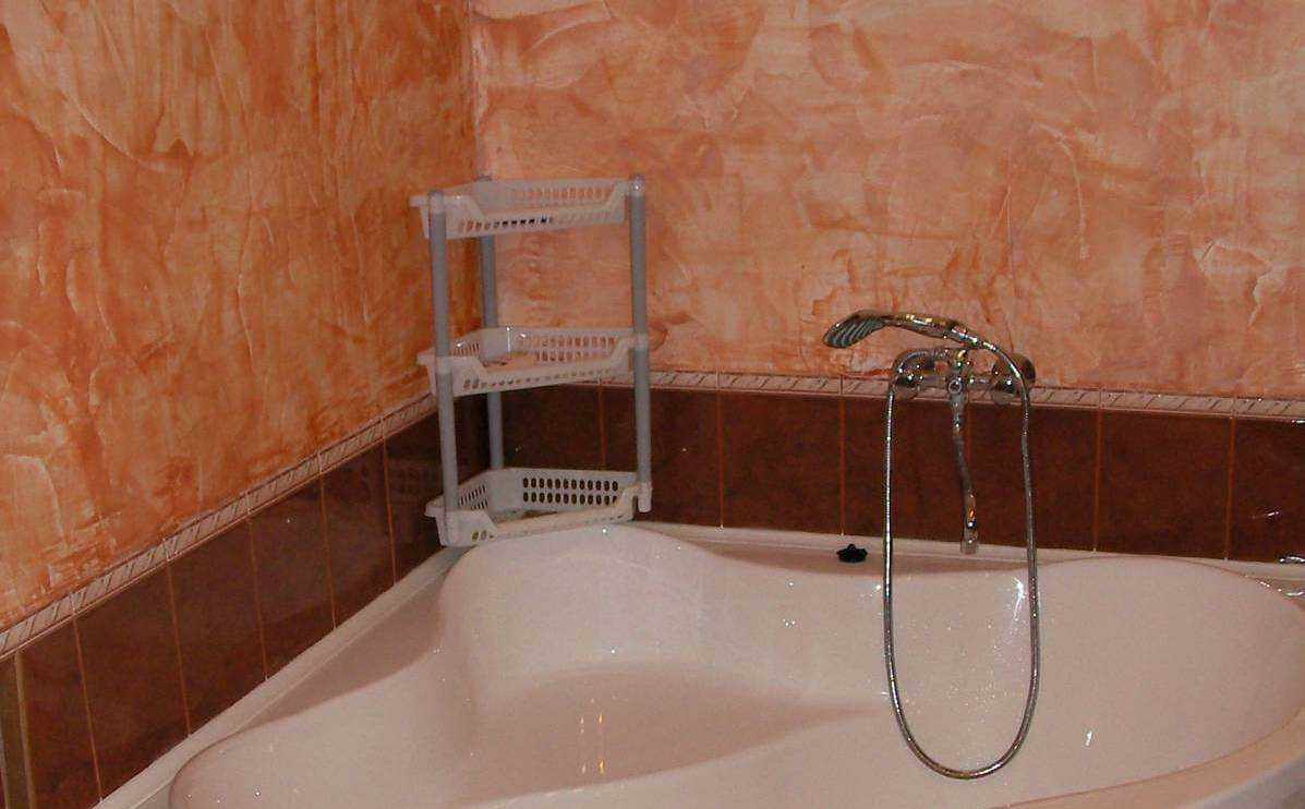 l'idée d'utiliser du plâtre décoratif léger à l'intérieur de la salle de bain