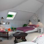 גרסה של עיצוב יפהפה של חדר שינה בתצלום עליית הגג