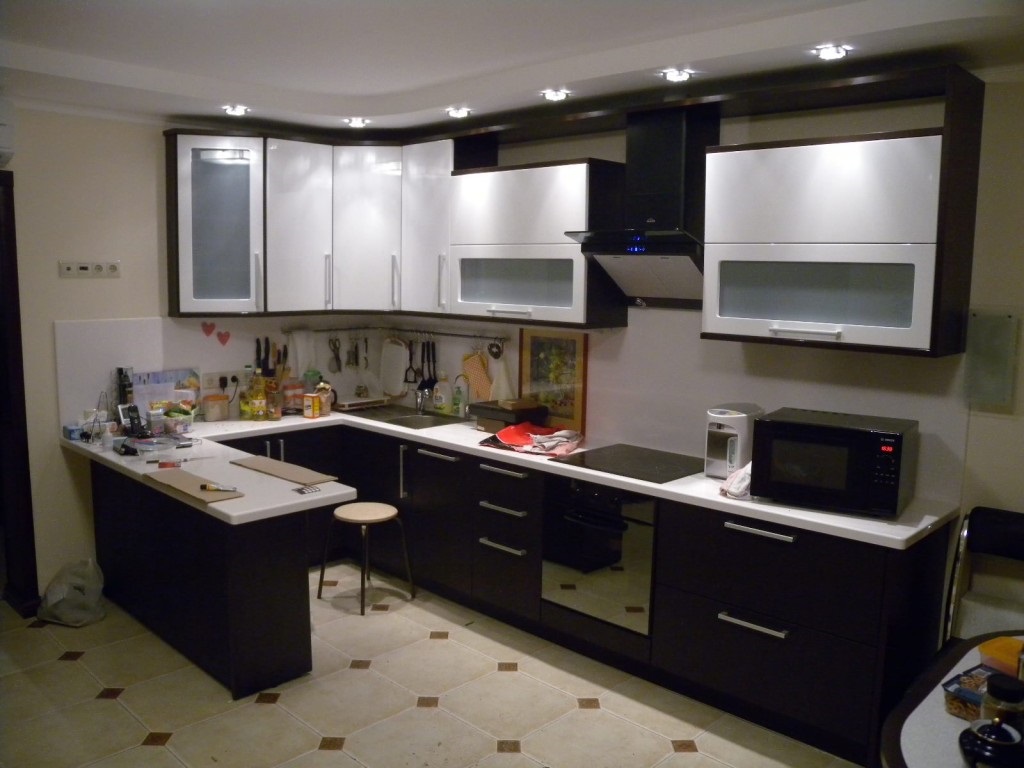 stūra virtuves dizaina gaišā versija