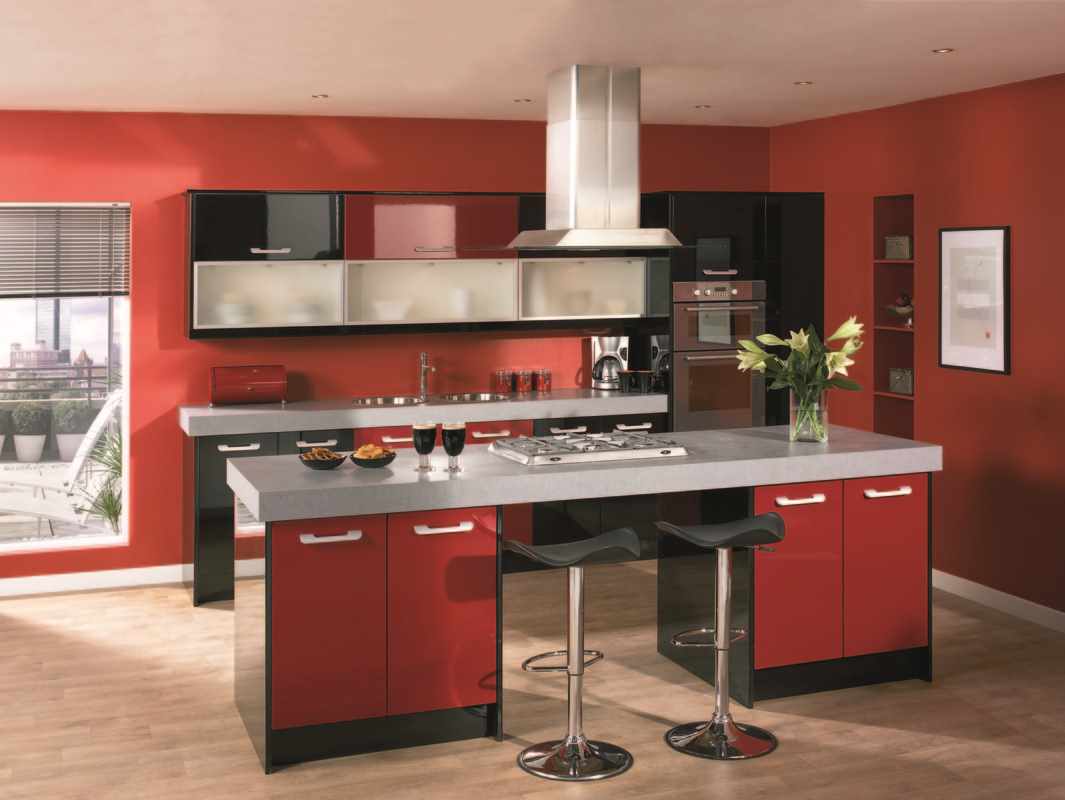 sarkanās virtuves gaišā stila iespēja