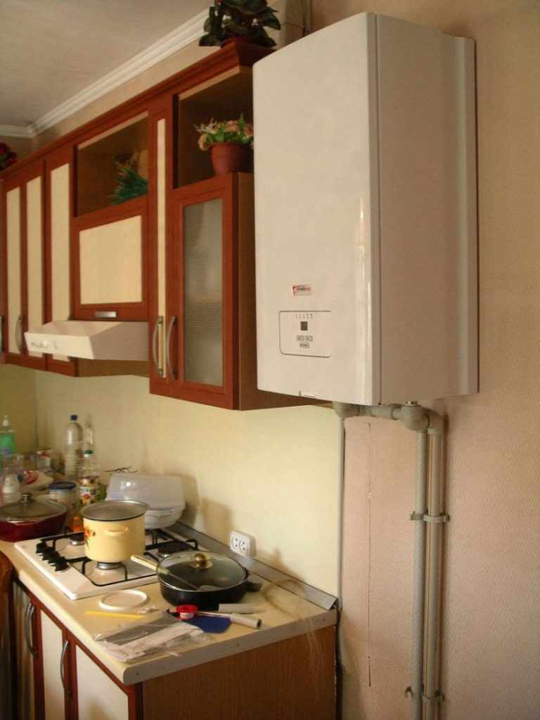 idea of ​​an unusual kitchen decor with a gas boiler