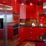 ideja par spilgtu interjera sarkanās virtuves attēlu