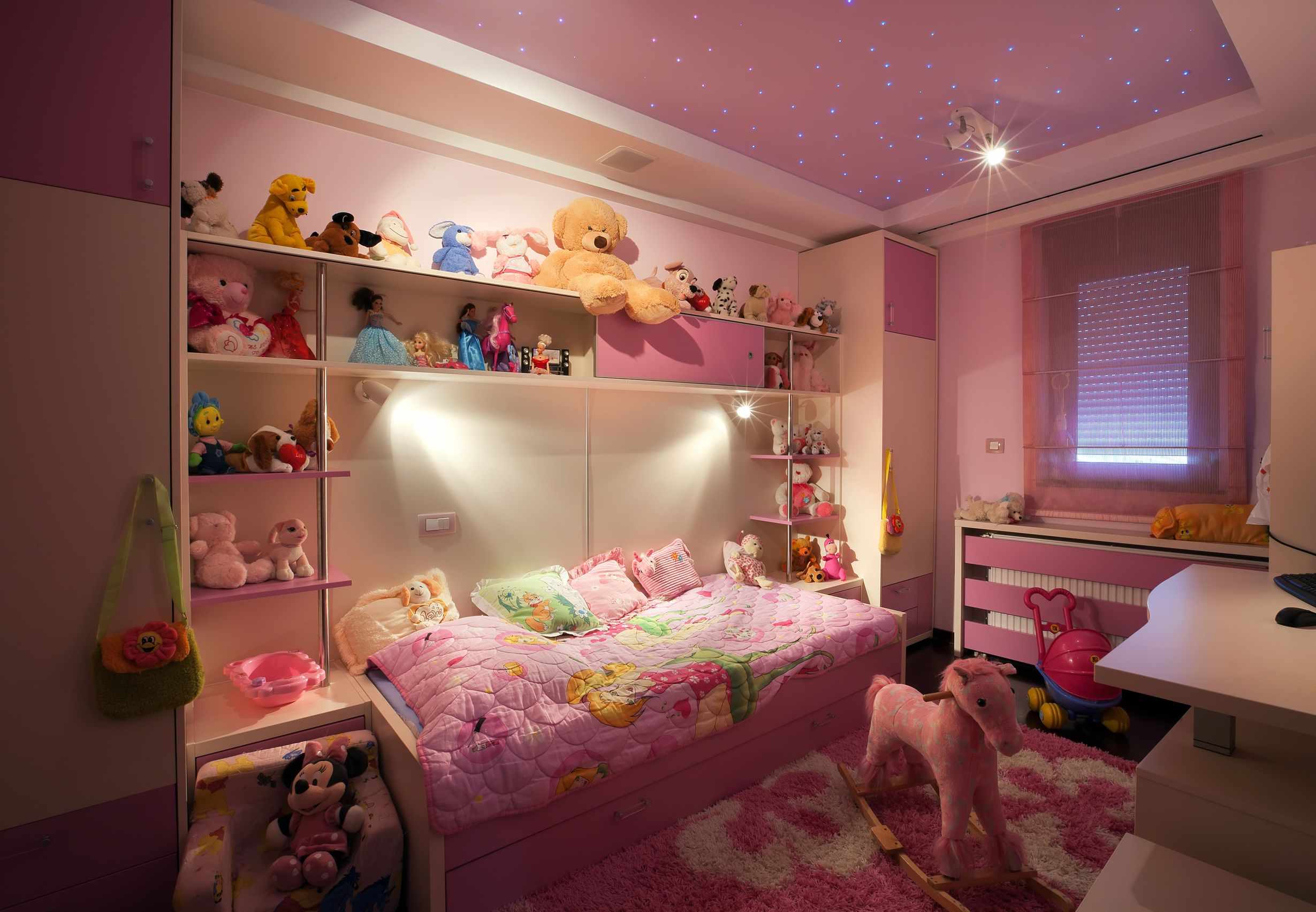 مثال على غرفة نوم داخلية مشرقة لفتاة