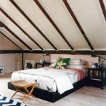 דוגמה לפנים בהירים בחדר שינה בתצלום עליית הגג