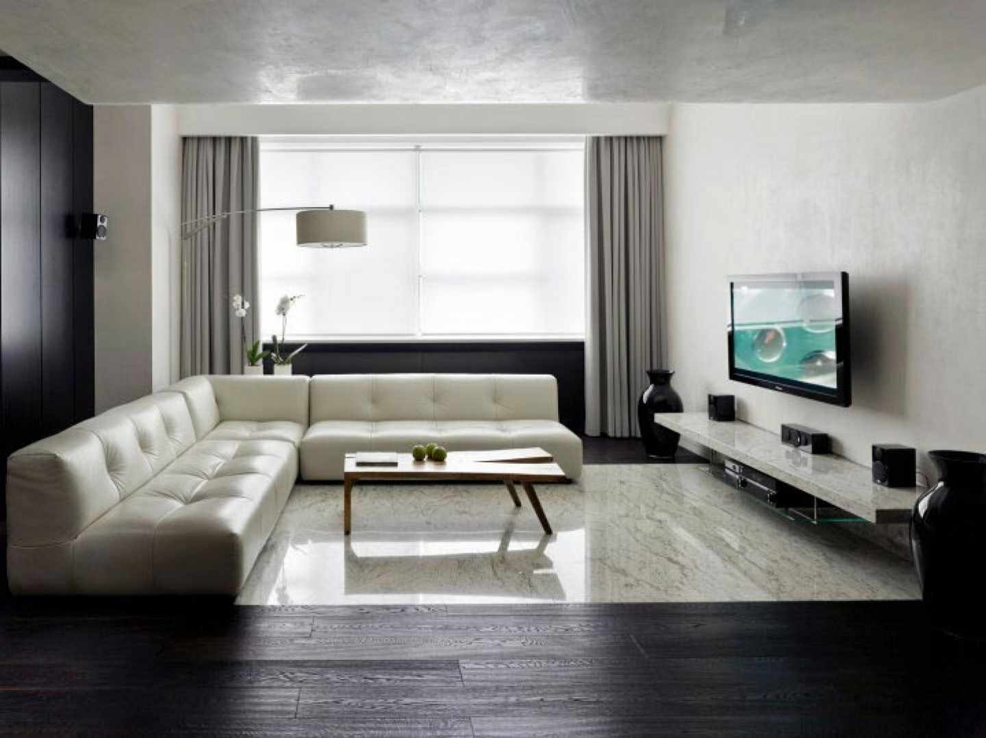 piemērs dzīvojamās istabas spilgtā dizaina izmantošanai minimālisma stilā