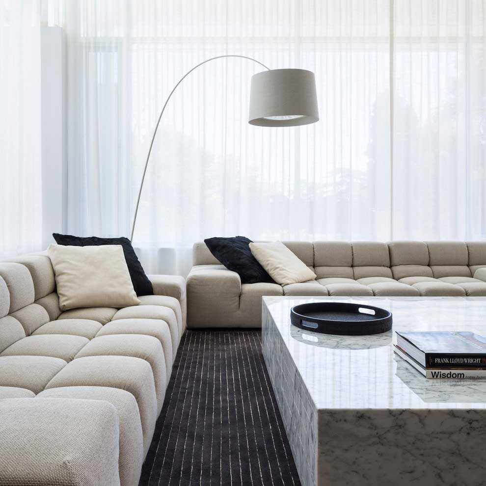 opțiunea de a utiliza un interior neobișnuit al unei camere de zi în stilul minimalismului