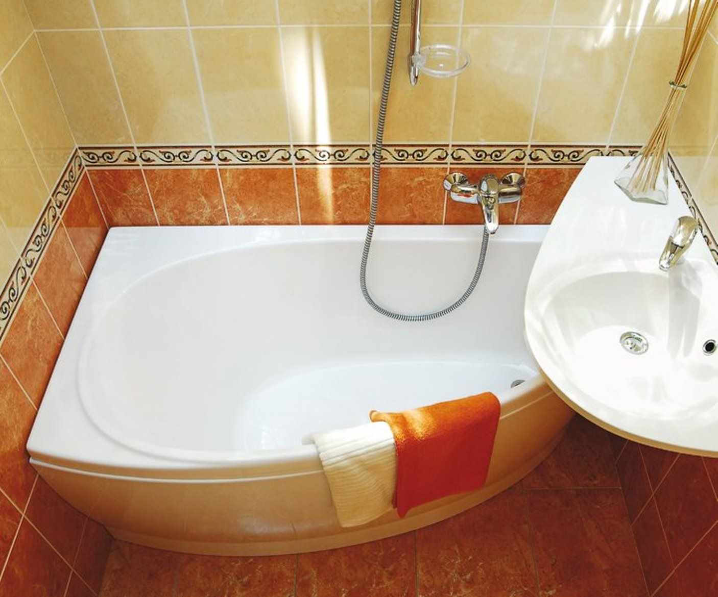 variante du style lumineux de la salle de bain avec baignoire d'angle