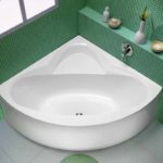 Un exemple de design de salle de bain clair avec une image de baignoire d'angle