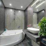 Un exemple d'un beau design de salle de bain avec une baignoire d'angle photo