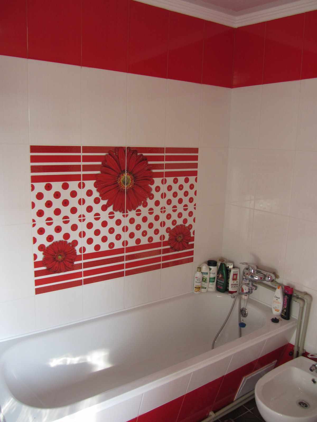 décoration de salle de bain carrelée lumineuse