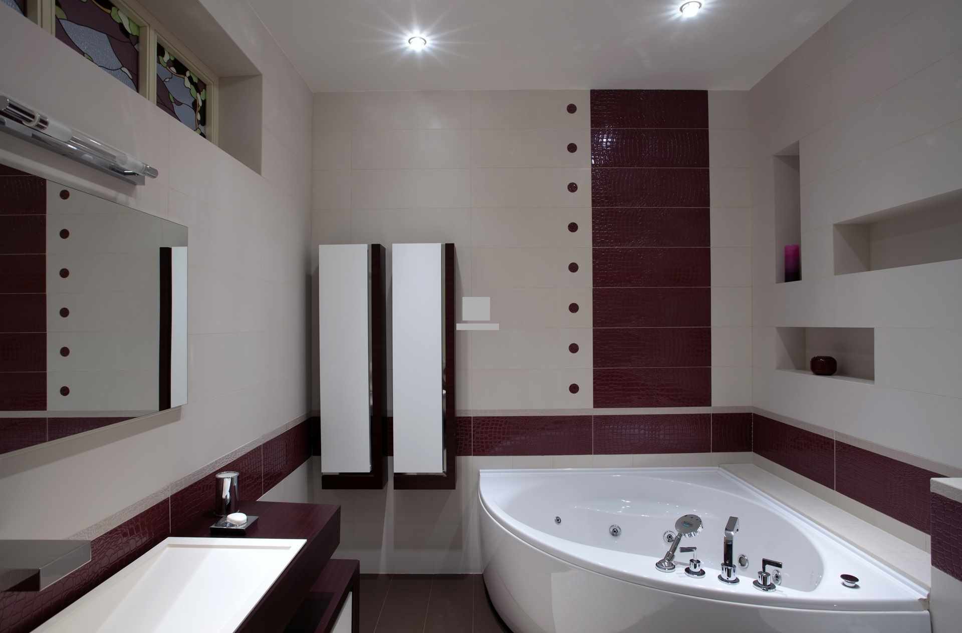 idée d'un beau décor de salle de bain avec baignoire d'angle