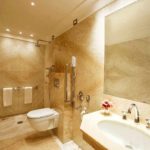Un exemple d'un beau design d'une salle de bain avec carrelage