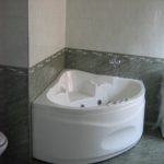 idée d'un bel intérieur de salle de bain avec baignoire d'angle
