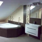 Un exemple d'un style inhabituel d'une salle de bain avec une baignoire d'angle photo