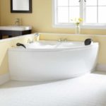 idée d'un décor de salle de bain lumineux avec une photo de baignoire d'angle