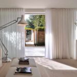 un exemple d'utilisation d'un décor clair d'un salon dans le style d'une image de minimalisme