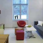 minimalizm fotoğrafı tarzında parlak bir oturma odası tasarımı örneği
