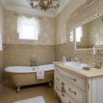 exemple d'un décor de salle de bain clair avec photo de carrelage
