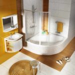 مثال على تصميم غير عادي للحمام مع صورة حوض الاستحمام الزاوية