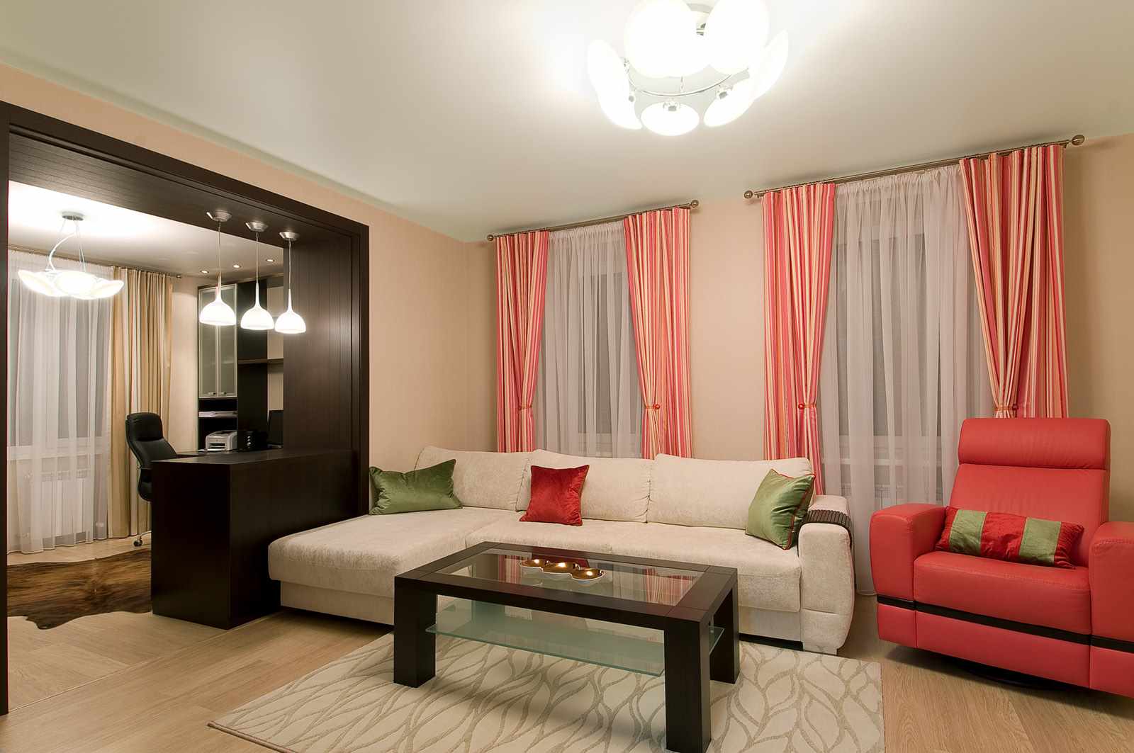 مثال على الداخلية الجميلة لغرفة المعيشة 19-20 متر مربع