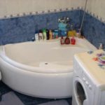 idée d'un décor de salle de bain clair avec photo de baignoire d'angle