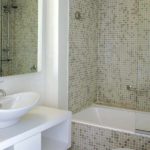 l'idée d'un bel intérieur de salle de bain avec carrelage photo