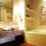 version d'un bel intérieur de salle de bain avec une baignoire d'angle