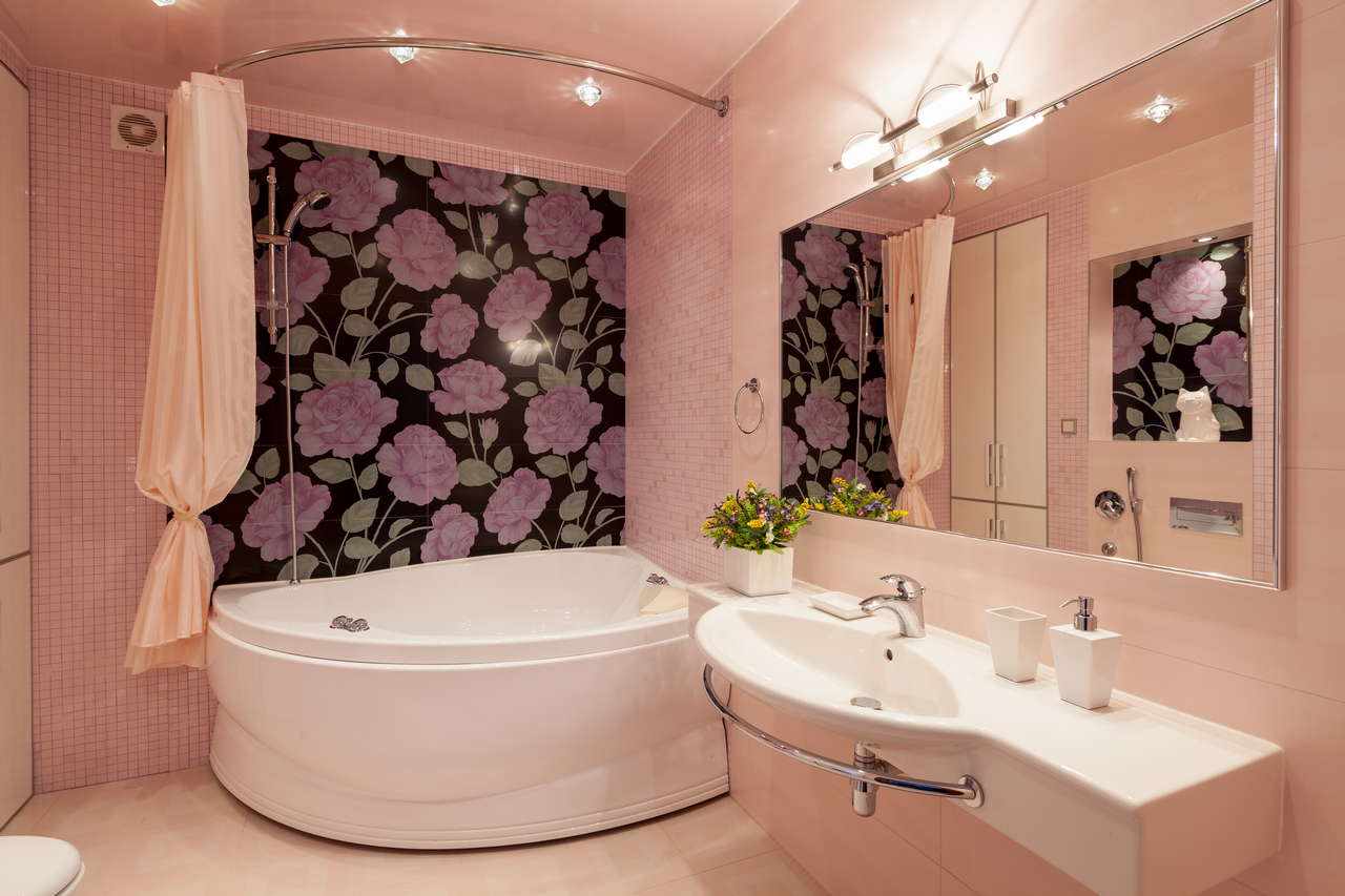 idée d'un intérieur de salle de bain lumineux avec baignoire d'angle