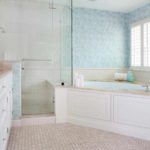 Un exemple d'une salle de bain de style clair avec une image de baignoire d'angle