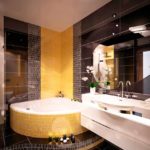 biến thể của thiết kế sáng sủa của phòng tắm với bồn tắm góc