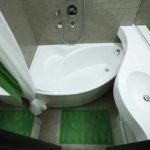 فكرة الداخلية غير عادية من الحمام مع صورة حوض الاستحمام الزاوية