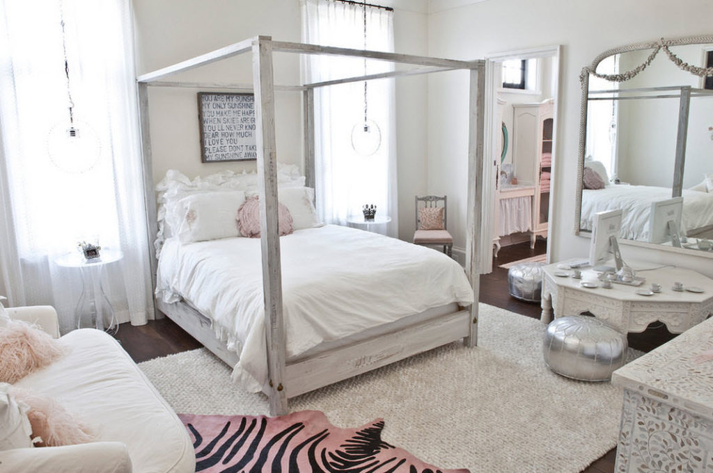Interiorul dormitorului unei fete moderne în alb