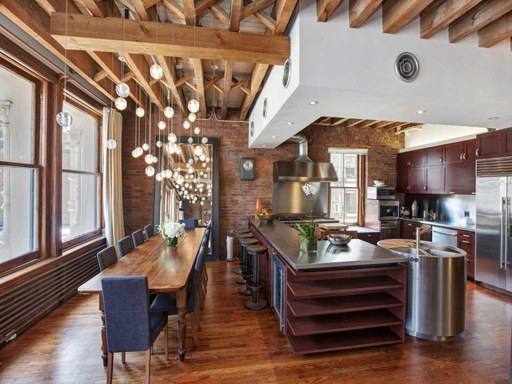 Plafond avec éléments en bois dans la cuisine dans le style loft.