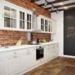 Beyaz mutfak bir tuğla duvara ayarla