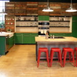 כסאות בר אדומים וארונות מטבח ירוקים