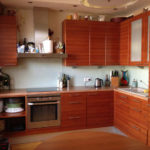 Màu gỗ tự nhiên trong thiết kế không gian bếp.