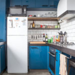 Mikroviļņu krāsns uz divu kameru ledusskapja daudzstāvu ēkas virtuvē