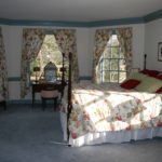 Material textil colorat în designul dormitorului unei case de țară