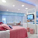The combination of pink and blue in the bedroom