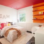 Beyaz duvarlı bir yatak odasında kırmızı tavan