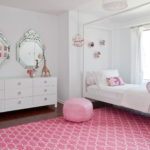 שטיח ורוד בחדר עם קירות לבנים