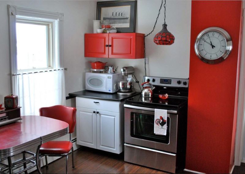 Red color in the interior of the kitchen 3 by 3 meters